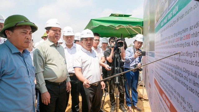 Lãnh đạo Tập đoàn Đèo Cả báo cáo với Bộ trưởng Trần Hồng Minh về phương án “đặt hàng” tại các cơ sở đào tạo trong ngành xây dựng để bổ sung nguồn nhân sự lái xe, lái máy cho các đơn vị thi công.