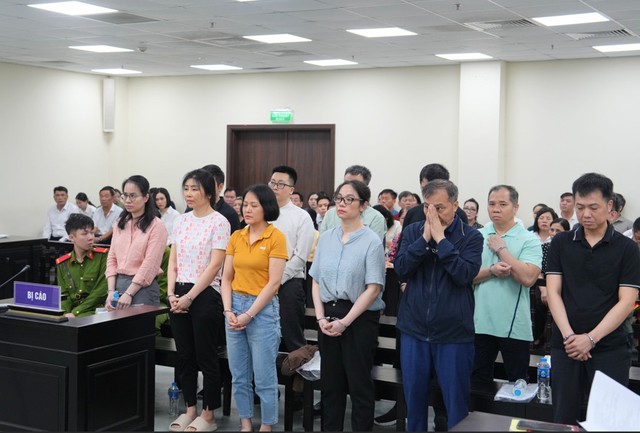 Có 13 bị cáo bị đưa ra xét xử trong phiên tòa sơ thẩm. Có 13 bị cáo bị đưa ra xét xử trong phiên tòa sơ thẩm.