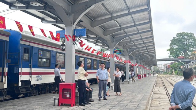 Việc di chuyển bằng tầu hỏa ngày càng được nhiều du khách lựa chọn. Ảnh: Quỳnh Nga