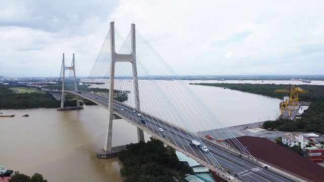 Cầu Phú Mỹ, cây cầu dây văng nối TP.Thủ Đức với quận 7, được đầu tư theo hình thức BOT và khánh thành vào năm 2009. Công trình này giữ vai trò quan trọng khi kết nối giao thông giữa các cảng biển và thúc đẩy lưu thông hàng hóa giữa khu vực cảng Cát Lái, Phú Hữu và tuyến cao tốc TP.HCM - Long Thành - Dầu Giây.