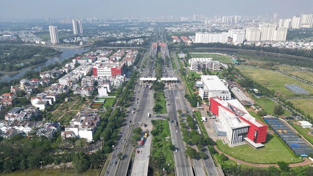 Đường Nguyễn Văn Linh, chiều dài 17,8 km, gồm 10 làn xe, được đầu tư theo hình thức BT. Dự án nối từ đường Huỳnh Tấn Phát, Quận 7 đến Quốc lộ 1 (đoạn đi qua Bình Chánh), kết nối với đường dẫn cao tốc TP.HCM - Trung Lương. Đây là tuyến đường huyết mạch kết nối với những công trình trọng điểm như: Khu chế xuất Tân Thuận, Khu đô thị Phú Mỹ Hưng, Khu công nghiệp Hiệp Phước, Cảng Hiệp Phước…