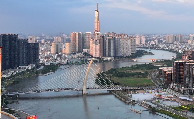 Cầu Thủ Thiêm 2 (nay là cầu Ba Son) được đầu tư theo hình thức BT với tổng mức đầu tư 3.100 tỷ đồng. Cầu Ba Son đưa vào khai thác tháng 4/2022, giúp mở thêm hướng kết nối khu trung tâm hiện hữu qua trung tâm mới - khu đô thị Thủ Thiêm, giảm ùn tắc cho đường Tôn Đức Thắng.