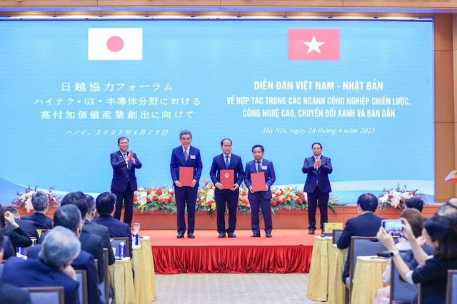 Hai Thủ tướng chứng kiến lễ trao các biên bản ghi nhớ hợp tác giữa các tổ chức, doanh nghiệp hai nước. Trong ảnh: Trung tâm Đổi mới sáng tạo Quốc gia (Bộ Tài chính) sẽ cùng Đại học Hiroshima hợp tác trong việc phát triển nguồn nhân lực ngành công nghiệp bán dẫn và chuyển giao công nghệ Nhật Bản - Việt Nam trong các ngành công nghệ chiến lược. Ảnh: Đức Thanh