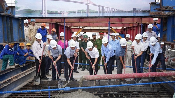 Lãnh đạo tỉnh Thừa Thiên Huế và các đại biểu tiến hành các nghi thức hợp long cầu