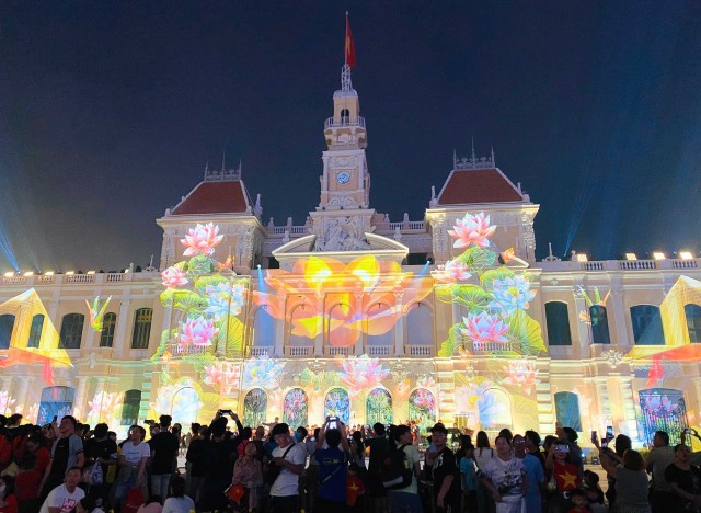 Toàn bộ mặt tiền trụ sở Hội đồng nhân dân và UBND TP.HCM trở thành phông nền khổng lồ để tái hiện các hình ảnh lịch sử và biểu tượng du lịch nổi tiếng với công nghệ trình diễn 3D Mapping.