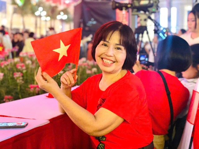 Trong suốt buổi trình diễn, bà Nguyễn Thị Tú Anh, sống tại TP.Thủ Đức (TP.HCM), vô cùng hào hứng xem và ghi lại các màn biểu diễn 3D mapping. “Tôi tự hào và ấn tượng nhất là tác phẩm của đội chủ nhà Việt Nam. Bởi những dấu mốc lịch sử trọng đại của đất nước đều được tái hiện sinh động trong màn trình diễn này”, bà Tú Anh chia sẻ.