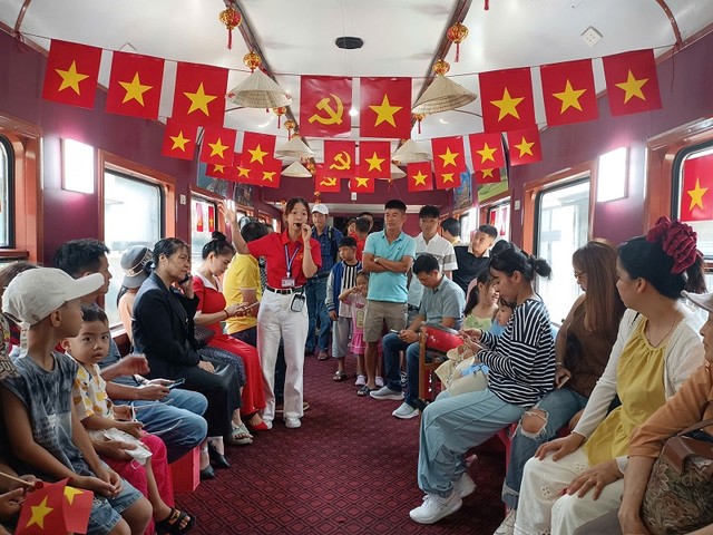 Dịp lễ, ngành du lịch đưa vào thử nghiệm chuyến tàu du lịch với tên gọi “Hành trình văn hóa về miền Đất Võ” được du khách đánh giá cao.