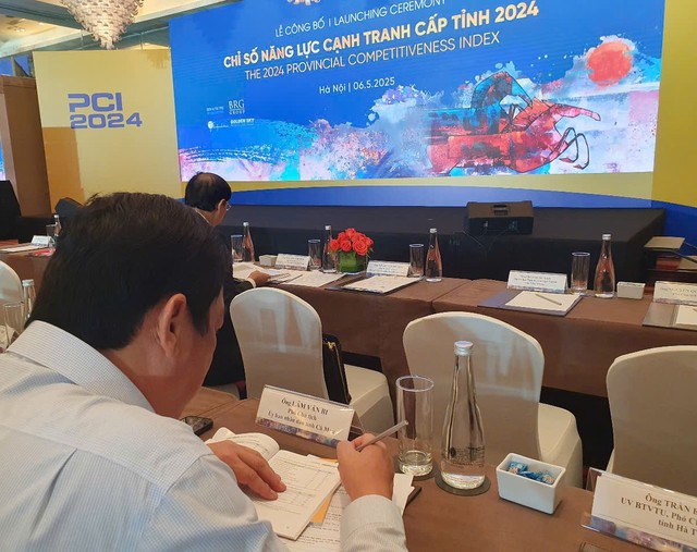 Lãnh đạo tỉnh Bà Rịa - Vũng Tàu đang đọc báo cáo phân tích chỉ số PCI 2024 của Bà Rịa - Vũng Tàu