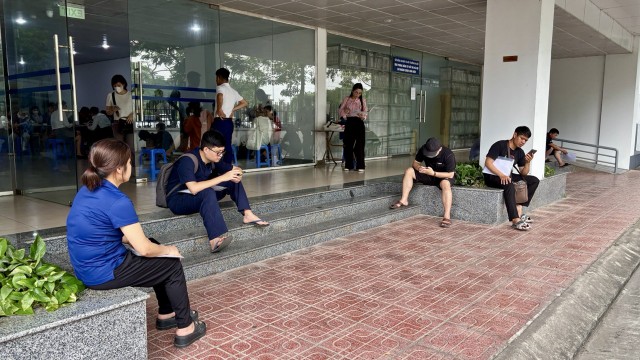Vào lúc cao điểm, văn phòng còn không có đủ ghế để đón tiếp người dân. Nhiều người phải chọn cách ra ngoài ngồi chờ.