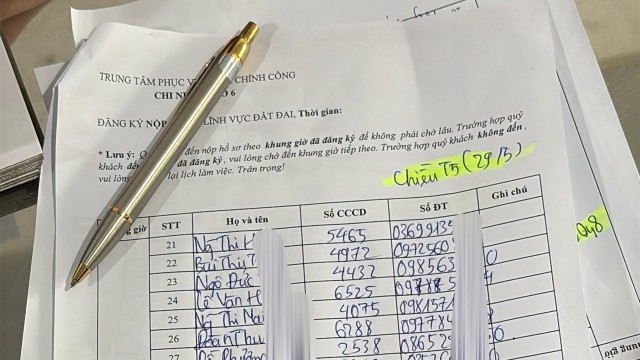 Khi đến Văn phòng đăng ký đất đai, người mua nhà ở xã hội sẽ không được nộp hồ sơ xác nhận điều kiện nhà ở ngay lập tức, mà phải lấy số thứ tự trước. Sau đó khoảng 20 ngày, họ mới đến lượt nộp hồ sơ. Trong ảnh, những người trong danh sách đến lấy số thứ tự vào ngày 7/5 nhưng tới 29/5 mới được nộp các giấy tờ.