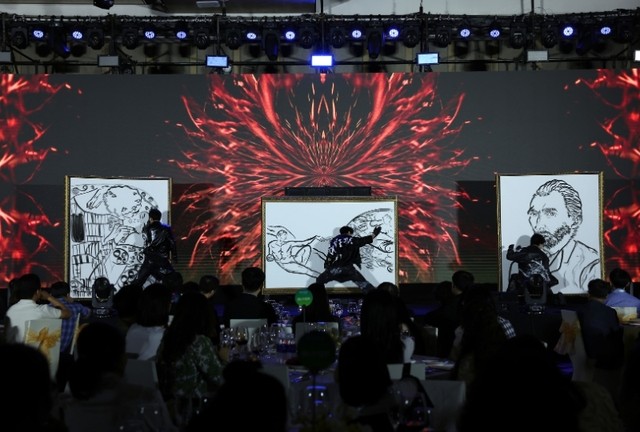 Trình diễn Nghệ thuật The Painter độc đáo, kết hợp nhiều yếu tố nghệ thuật như hội họa, khiêu vũ và hiệu ứng sân khấu từ các nghệ sĩ Hàn Quốc.