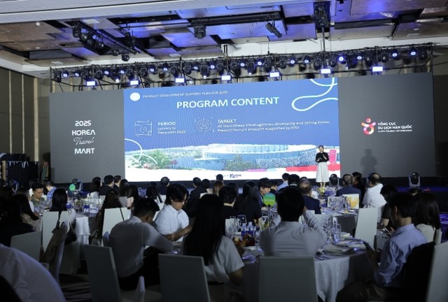 Bà Nguyễn Thu Hà, Giám đốc tiếp thị KTO Việt Nam giới thiệu các chính sách hấp dẫn của KTO cho doanh nghiệp du lịch Việt Nam.