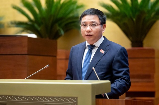 Bộ trưởng Bộ Tài chính Nguyễn Văn Thắng trình bày tờ trình.