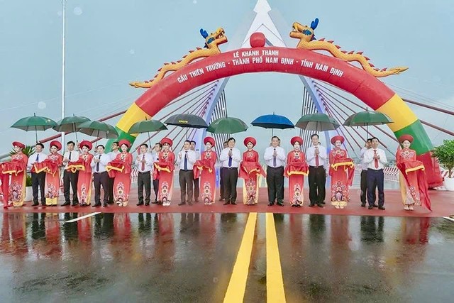 Các đại biểu cắt băng khánh thành cầu Thiên Trường.
