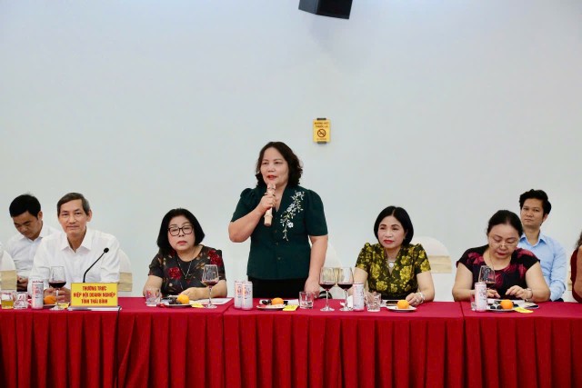 Bà Đỗ Thị Đông, Chủ tịch HĐQT, Tổng giám đốc Công ty cổ phần Sợi Trà Lý phát biểu tại buổi làm việc Bà Đỗ Thị Đông, Chủ tịch HĐQT, Tổng giám đốc Công ty cổ phần Sợi Trà Lý phát biểu tại buổi làm việc