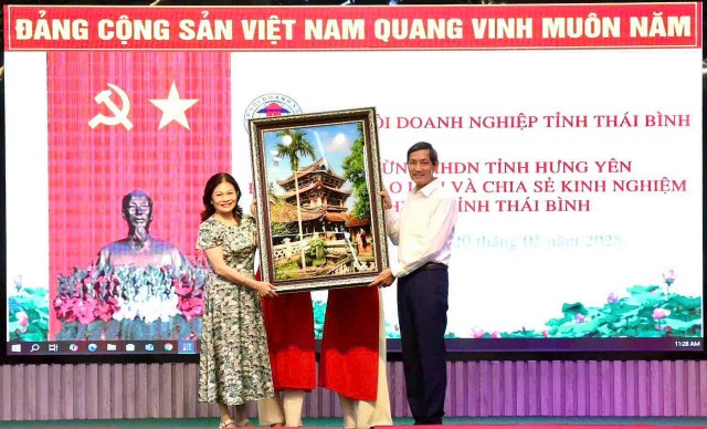 Hiệp hội Doanh nghiệp tỉnh Thái Bình tặng bức tranh Chùa Keo cho Hiệp hội Doanh nghiệp tỉnh Hưng Yên Hiệp hội Doanh nghiệp tỉnh Thái Bình tặng bức tranh Chùa Keo cho Hiệp hội Doanh nghiệp tỉnh Hưng Yên
