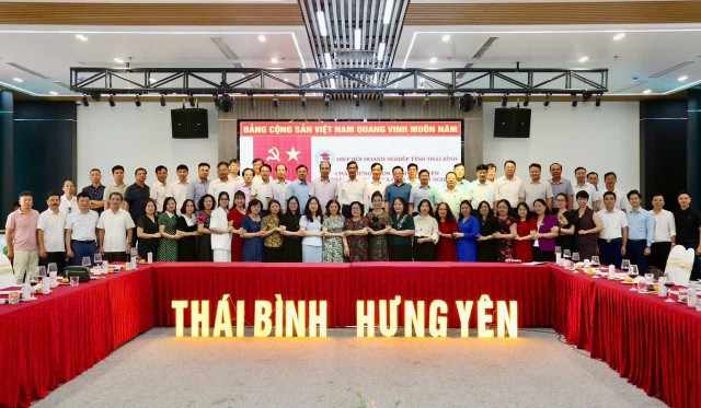 Doanh nghiệp hai tỉnh chụp ảnh trong buổi làm việc Doanh nghiệp hai tỉnh chụp ảnh trong buổi làm việc