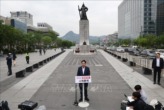 Ứng cử viên Lee Jun Seok đưa ra sáng kiến giảm quyền lực của Tổng thống; tổ chức lại các bộ từ 19 xuống còn 13 để nâng hiệu quả hoạt động của Chính phủ; bổ nhiệm các Phó Thủ tướng phụ trách về an ninh, chiến lược, xã hội; bãi bỏ Văn phòng An ninh Quốc gia trực thuộc Tổng thống; phục hồi hoạt động sản xuất tại các địa phương và kéo các công ty Hàn Quốc trở về đầu tư trong nước. Ảnh: Yonhap/TTXVN Ứng cử viên Lee Jun Seok đưa ra sáng kiến giảm quyền lực của Tổng thống; tổ chức lại các bộ từ 19 xuống còn 13 để nâng hiệu quả hoạt động của Chính phủ; bổ nhiệm các Phó Thủ tướng phụ trách về an ninh, chiến lược, xã hội; bãi bỏ Văn phòng An ninh Quốc gia trực thuộc Tổng thống; phục hồi hoạt động sản xuất tại các địa phương và kéo các công ty Hàn Quốc trở về đầu tư trong nước. Ảnh: Yonhap/TTXVN