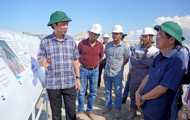 Quyền Chủ tịch UBND tỉnh Quảng Trị Hoàng Nam (thứ nhất, trái ảnh) nghe báo cáo tiến độ dự án Khu bến cảng Mỹ Thủy. Ảnh: Hồng Hà