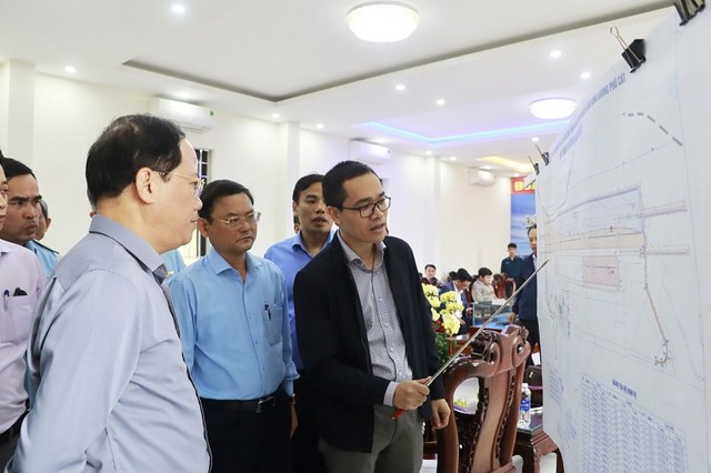 Lãnh đạo tỉnh Bình Định nghe đơn vị tư vấn báo cáo các hạng mục dự kiến triển khai Dự án Xây dựng đường cất hạ cánh số 2 và các công trình đồng bộ tại Khu bay Cảng hàng không Phù Cát. Ảnh: Thùy Trang
