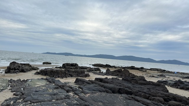 Bãi Đá Đen ở Mũi Ngọc, TP Móng Cái mang vẻ đẹp hoang sơ, yên bình với những phiến đá màu đen được trải dài trên những bài cát trắng, mang vẻ đẹp độc đáo. Ảnh: Quỳnh Nga