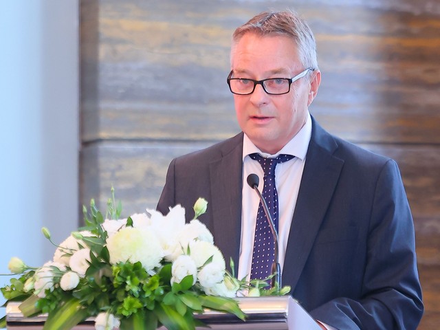 Ông Mike Suffield, Giám đốc Chính sách &amp; Nghiên cứu chuyên sâu của ACCA toàn cầu chia sẻ tại sự kiện. Ảnh: ACCA Việt Nam