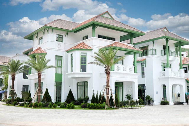 Khu nhà mẫu hiện đại với thiết kế hài hòa giữa không gian cảnh quan (Ảnh: Ánh Dương) Khu nhà mẫu hiện đại với thiết kế hài hòa giữa không gian cảnh quan (Ảnh: Ánh Dương)