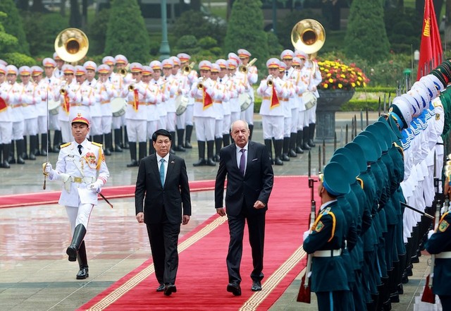 Chủ tịch nước Lương Cường và Tổng thống Sulyok Tamas duyệt Đội Danh dự Quân đội nhân dân Việt Nam.