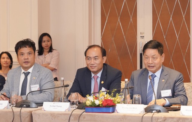 Chủ tịch FPT Trương Gia Bình (ngoài cùng bên phải) chia sẻ tại Diễn đàn Lãnh đạo Việt Pháp