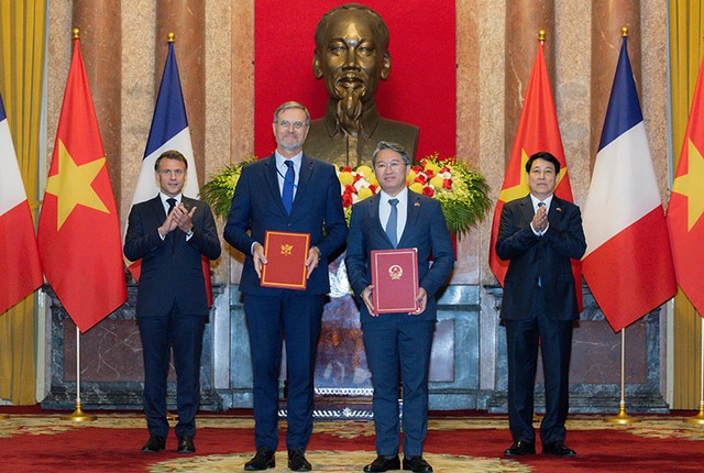 Chủ tịch nước Lương Cường và Tổng thống Pháp Emmanuel Macron chứng kiến lễ trao các văn kiện hợp tác giữa hai nước. Ảnh: Đức Thanh