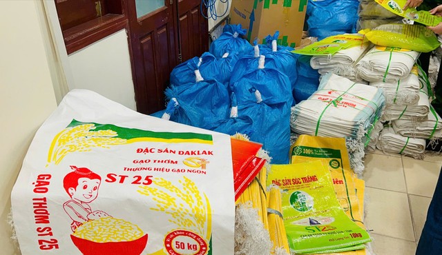 Hàng ngàn vỏ bao bì giả nhãn hiệu được thu giữ trong quá trình kiểm tra.