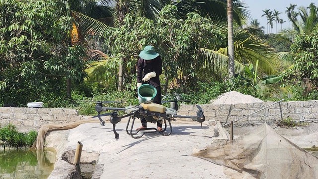 Nông dân sử dụng thiết bị bay không người lái vào hoạt động sản xuất nông nghiệp, đem lại nhiều giá trị thiết thực. Nông dân sử dụng thiết bị bay không người lái vào hoạt động sản xuất nông nghiệp, đem lại nhiều giá trị thiết thực.