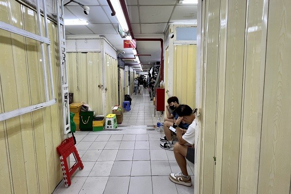 Nhiều tiểu thương đóng sập cửa gian hàng nhằm tránh bị kiểm tra.