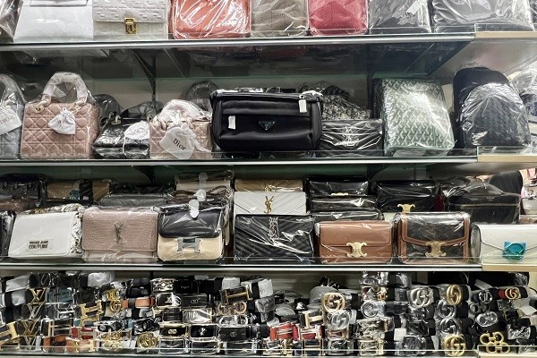 Nhiều sản phẩm nghi giả mạo các thương hiệu nổi tiếng.