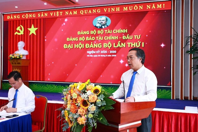 Đồng chí Lê Trọng Minh, Phó Bí thư Đảng uỷ, Phó tổng biên tập Báo Tài chính - Đầu tư trình bày Dự thảo Báo cáo.
