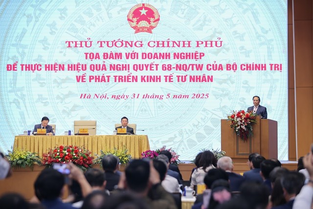 Cuộc tọa đàm được Thủ tướng chỉ đạo tổ chức để lắng nghe thêm các ý kiến từ các doanh nghiệp, hiệp hội doanh nghiệp, hộ kinh doanh, hợp tác xã... Ảnh: Nhật Bắc