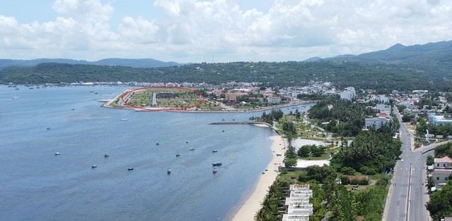 Dự án Khu đô thị mới Bắc Lục Khẩu (khu A) có tên thương mại là Dự án Khu đô thị Vịnh Xuân Đài tại Vịnh Xuân Đài, thị xã Sông Cầu (vị trí khoanh đỏ).