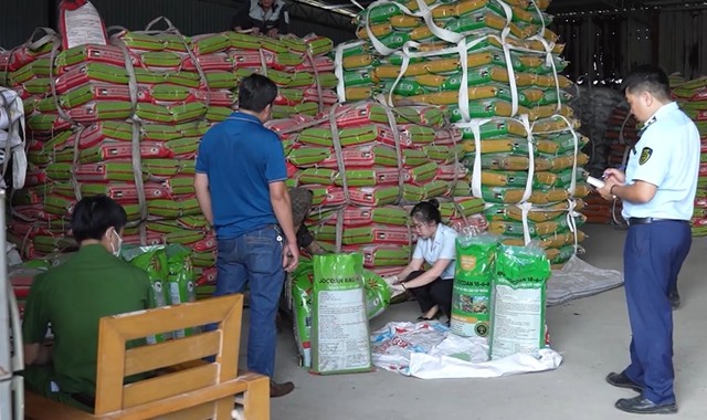 Hoà Bình khởi tố chủ cơ sở sản xuất hàng trăm tấn phân bón giả, kém chất lượng. (Ảnh: Ban Chỉ đạo 389) Hoà Bình khởi tố chủ cơ sở sản xuất hàng trăm tấn phân bón giả, kém chất lượng. (Ảnh: Ban Chỉ đạo 389)