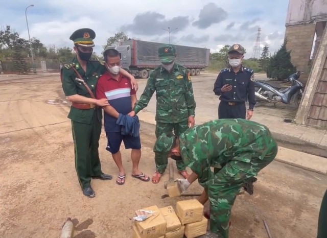 Lực lượng chức năng cửa khẩu Nam Giang bắt giữ đối tượng cùng tang vật 14,2kg heroin.