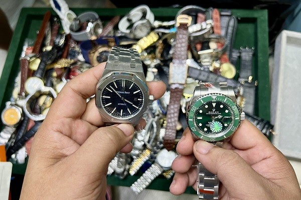 Nhiều sản phẩm nghi giả mạo các thương hiệu nổi tiếng bày bán tại Trung tâm thương mại Saigon Square, quận 1, TP.HCM