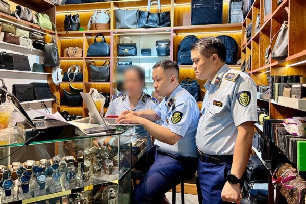 Cán bộ Phòng Nghiệp vụ Quản lý thị trường tiến hành kiểm tra tại các điểm kinh doanh trong Trung tâm Thương mại Saigon Square ngày 29/5.