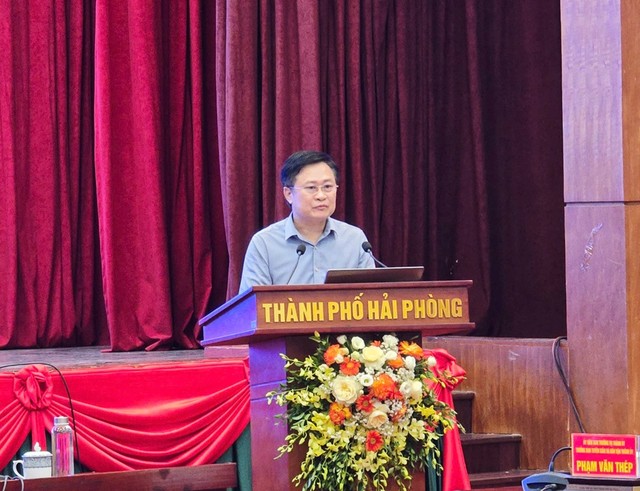 Ông Phạm Văn Tuấn, Giám đốc Trung tâm Báo chí và Truyền thông Thành phố Hải Phòng trình bày đề dẫn tọa đàm.