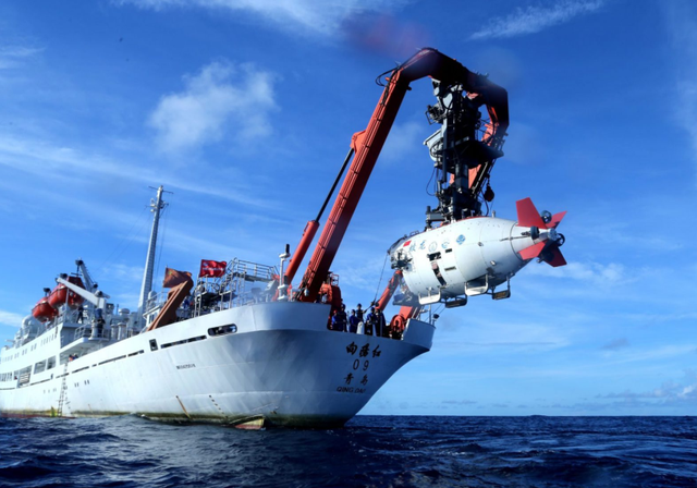 Tàu lặn khai thác biển Jiaolong của Trung Quốc đang chuẩn bị lặn xuống rãnh Yap ở phía tây Thái Bình Dương. Ảnh: Xinhua