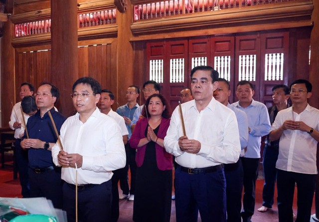 Bộ trưởng Nguyễn Văn Thắng và lãnh đạo tỉnh Hà Tĩnh dâng hương và hoa tại Đền thờ Ngã ba Đồng Lộc.