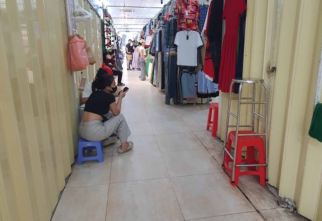 Nhiều gian hàng đóng cửa, hoặc chỉ mở hé một phần, như thể để thăm dò phản ứng của khách trước khi giao dịch. Một số tiểu thương chủ động né tránh các câu hỏi liên quan đến nguồn gốc hàng hóa. Không còn cảnh chào mời rôm rả hay kéo tay khách như trước đây, không khí tại khu thương mại sầm uất một thời giờ đây trở nên dè dặt, trầm lắng.