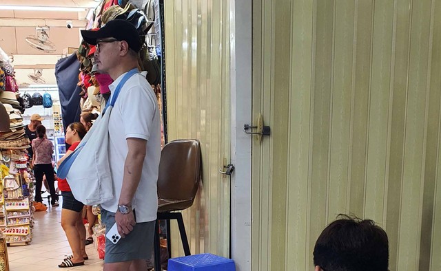 Thời điểm cuối tuần, các tiểu thương ở Saigon Square đóng chặt cửa.