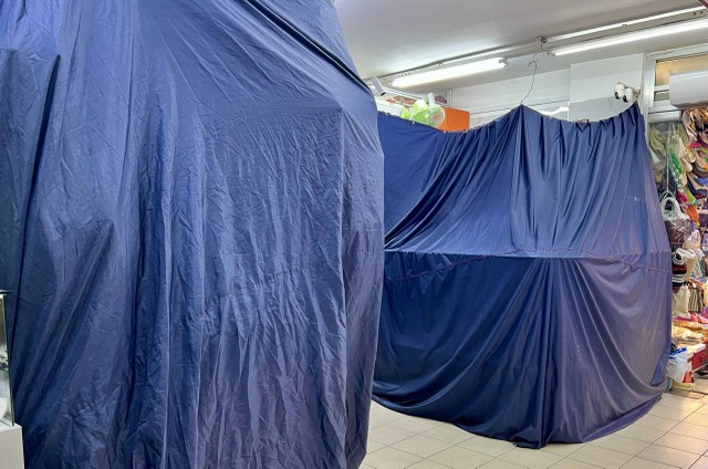 Một tiểu thương xin giấu tên cho biết, từ sau đợt kiểm tra, lượng khách giảm hẳn. Một phần vì tâm lý e ngại, phần khác vì hàng hóa không còn phong phú như trước. “Ai cũng sợ bị kiểm tra lần nữa, nên nhiều người tạm nghỉ bán".