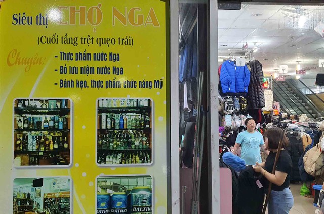 Cùng ngày, phóng viên tìm đến khu chợ chuyên bán đồ Nga trên đường Võ Văn Kiệt, quận 1. Không khí buôn bán tại đây cũng ảm đạm.