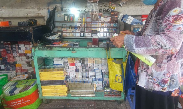 Các chợ thuốc bắt đầu e dè bán thuốc lá ngoại cho khách lạ. Khi khách quen đến, tiểu thương mới chạy đến chỗ cất thuốc mang ra bán cho khách.