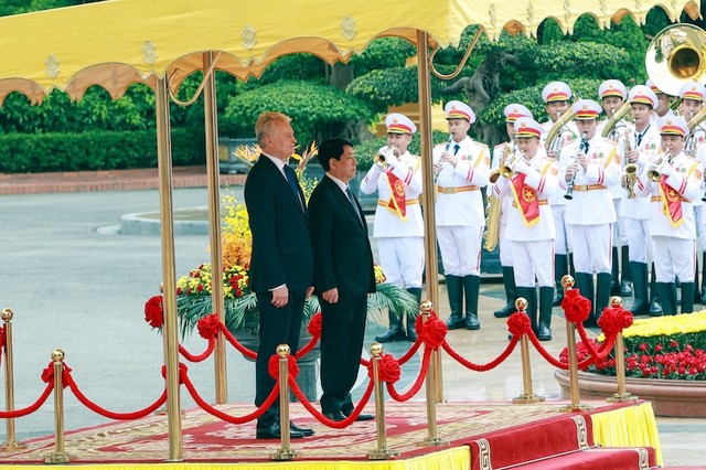Trong tiếng nhạc chào mừng, Chủ tịch nước Lương Cường và Tổng thống Lithuania tiến lên bục danh dự.